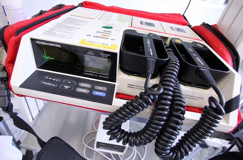 Auch mit einem Defibrillator konnten die Rettungskräfte den mann nicht retten. Er verstarb noch am Unfallort.