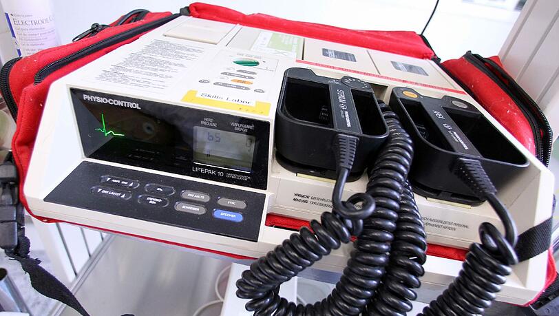 Auch mit einem Defibrillator konnten die Rettungskräfte den mann nicht retten. Er verstarb noch am Unfallort. Auch mit einem Defibrillator konnten die Rettungskräfte den mann nicht retten. Er verstarb noch am Unfallort.