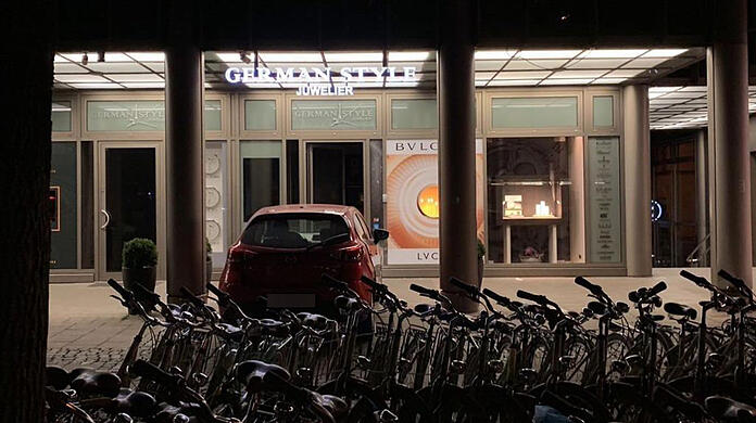 Das Foto ist in der Nacht entstanden. Den Pkw ließen die Diebe vor dem Laden zurück.