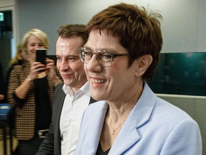 Auf dem Weg zur Klausur: CDU-Chefin Annegret Kramp-Karrenbauer und der Hamburger CDU-Landesvorsitzende Roland Heintze.