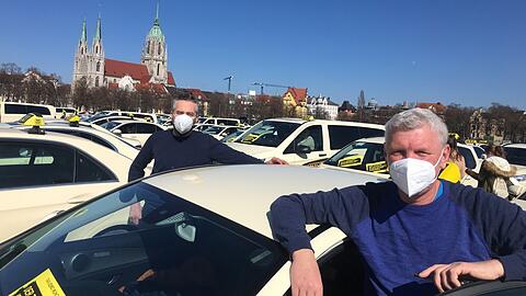 Die Taxifahrer (v.l.) Özdemir Yasar und Milan Skrbic auf der Theresienwiese.