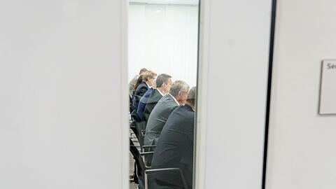 Die Vertreter der Deutschen Bahn AG sitzen hinter verschlossenen Türen im Verhandlungsraum.