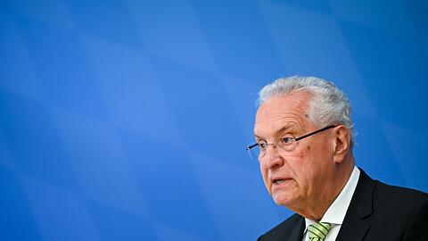 Joachim Herrmann w&auml;hlt nach dem CSD-Anschlag klare Worte. (Archivbild)