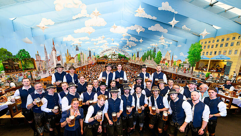 Feierten nach der Niederlage auf der Wiesn: Die Spieler des EHC Red Bull München. Feierten nach der Niederlage auf der Wiesn: Die Spieler des EHC Red Bull München.