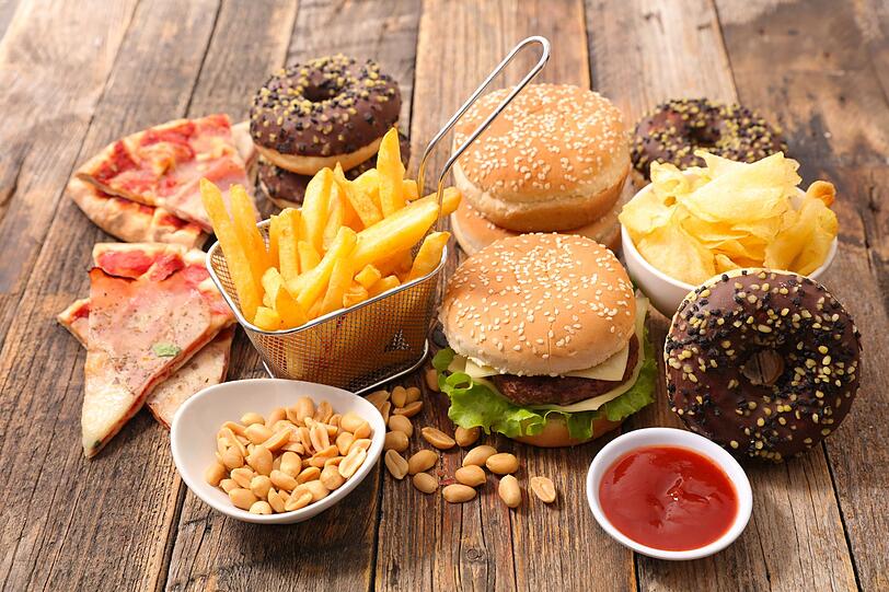 Ungesättigte Fettsäuren (Transfette) sind vor allem auch in industriell produzierten Fertiggerichten und vielen Backwaren wie Donuts, Croissants, Keksen und Blätterteig-Gebäck zu finden. Die gesundheitlich bedenklichen Transfette sind auf Verpackungen oft durch Begriffe wie "gehärtet", "teilweise gehärtet" oder "hydrogenisiert" erkennbar. Ungesättigte Fettsäuren (Transfette) sind vor allem auch in industriell produzierten Fertiggerichten und vielen Backwaren wie Donuts, Croissants, Keksen und Blätterteig-Gebäck zu finden. Die gesundheitlich bedenklichen Transfette sind auf Verpackungen oft durch Begriffe wie "gehärtet", "teilweise gehärtet" oder "hydrogenisiert" erkennbar.