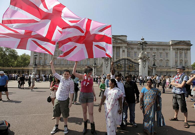 Mit rosafarbenen Union Jacks machen Homosexuellen-Aktivisten vor dem Buckingham Palace auf ihre Belange aufmerksam.