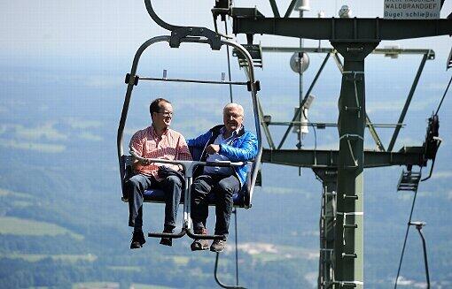 518 Höhenmeter wie im Flug: Frank-Walter Steinmeier und sein bayerischer "Amtskollege" Markus Rinderspacher im Blomberglift