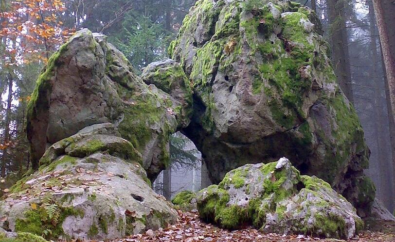 Unergründlich: der Hohe Stein im Adelschlager Forst bei Nassenfels.