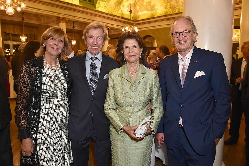 Am Sonntag im Prinzregententheater: Prinzessin Ursula von Bayern mit Mann Prinz Luitpold (Poldi) von Bayern, Königin Silvia von Schweden und Karl Friedrich Fürst von Hohenzollern