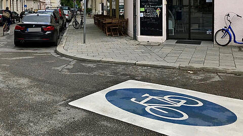 Eines der neuen Fahrradstraßen-Piktogramme - hier auf der Baldestraße.