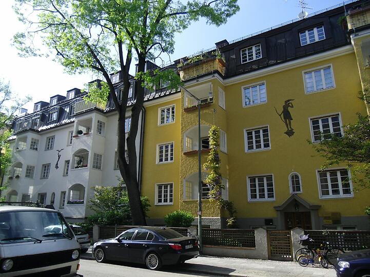 ... machen sich Konkurrenz mit anderen Verfolgungsjaden. Hier die Nummern 3 und 5 in der Jagdstraße in Neuhausen: schöne, alte Häuser...