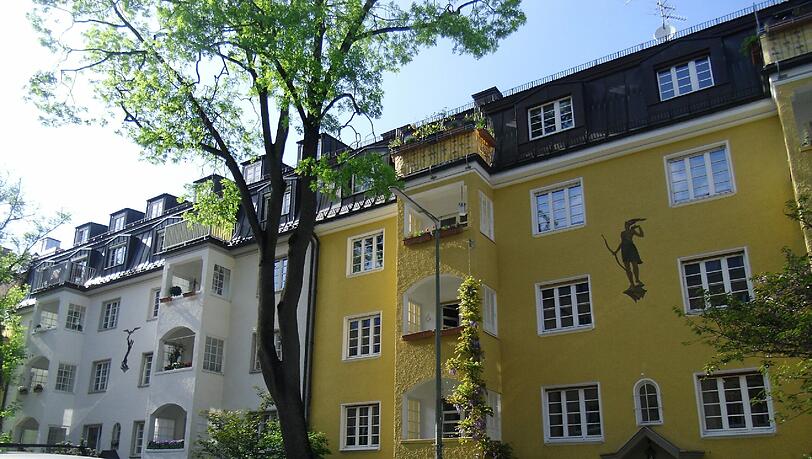 ... machen sich Konkurrenz mit anderen Verfolgungsjaden. Hier die Nummern 3 und 5 in der Jagdstraße in Neuhausen: schöne, alte Häuser...