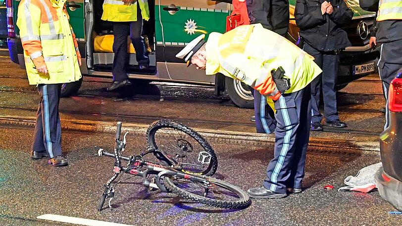 Das Fahrrad ist komplett demoliert, der Radler kam mit schweren Verletzungen ins Krankenhaus. Die Bilder vom Unfallort an der Rosenheimer Straße.
