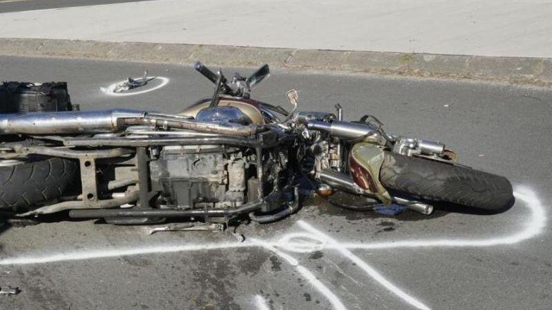 Ein Motorrad liegt nach einem Unfall auf der Straße. Die Gefahr, bei einem Unfall zu sterben, ist auf zwei Rädern 20 Mal höher als im Auto.
