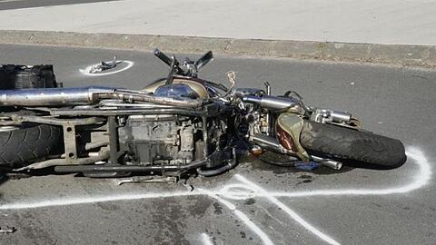 Ein Motorrad liegt nach einem Unfall auf der Straße. Die Gefahr, bei einem Unfall zu sterben, ist auf zwei Rädern 20 Mal höher als im Auto.
