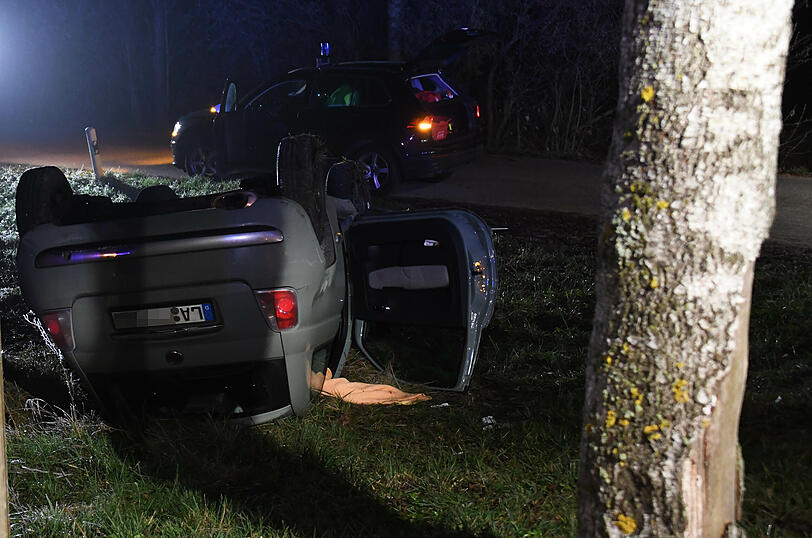 Als die Feuerwehr eintraf, war die eingeklemmte Fahrerin bereits aus dem Unfallwagen befreit worden.