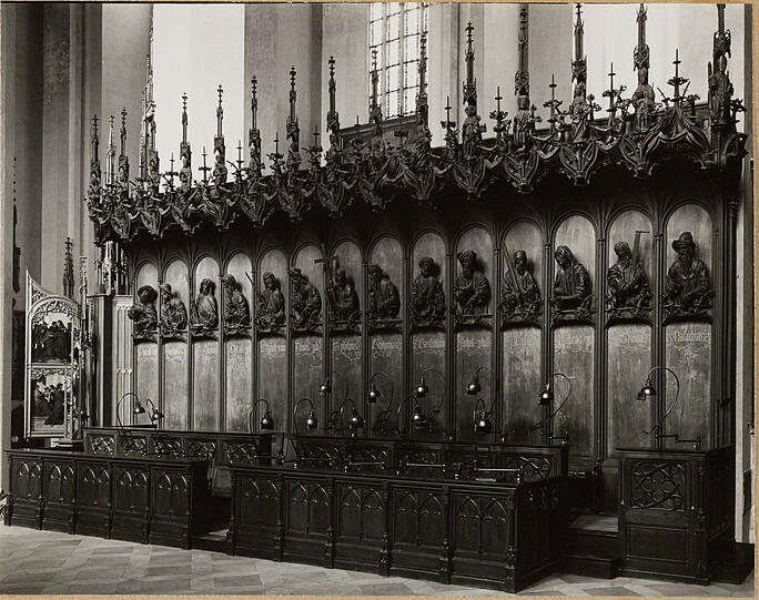 Verlorene Pracht: das alte Chorgestühl der Frauenkirche von 1502. Erhalten blieben die wertvollen Heiligenfiguren von Erasmus Grasser, die im neuen Chorgestühl Verwendung fanden.