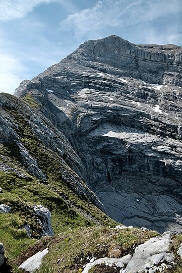 Wilde Berglandschaft am Gipfelaufbau des Sonnjochs. Der Weg führt erst über den Grat und anschließend durch die Südflanke nach oben.