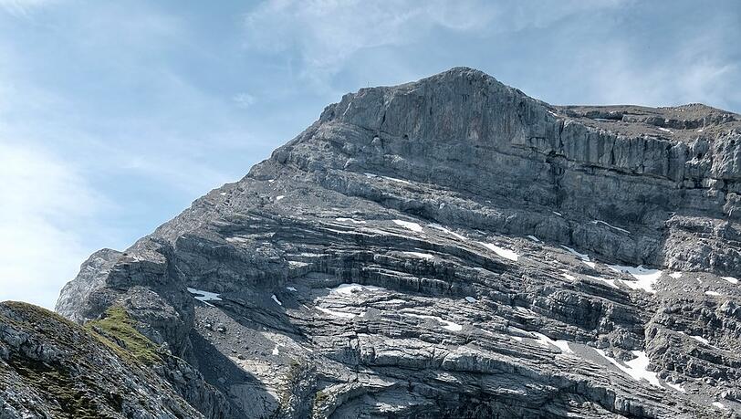 Wilde Berglandschaft am Gipfelaufbau des Sonnjochs. Der Weg führt erst über den Grat und anschließend durch die Südflanke nach oben. Wilde Berglandschaft am Gipfelaufbau des Sonnjochs. Der Weg führt erst über den Grat und anschließend durch die Südflanke nach oben.