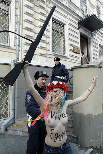 Vor kurzem forderten die nackten Schönheiten den sofortigen Rücktritt des Ägyptischen Präsidenten Mubaraks.