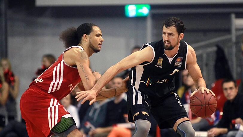 Bayern-Forward Chevon Troutman im Duell mit Ex-Münchner Aleksandar Nadjfeji. Bayern-Forward Chevon Troutman im Duell mit Ex-Münchner Aleksandar Nadjfeji.