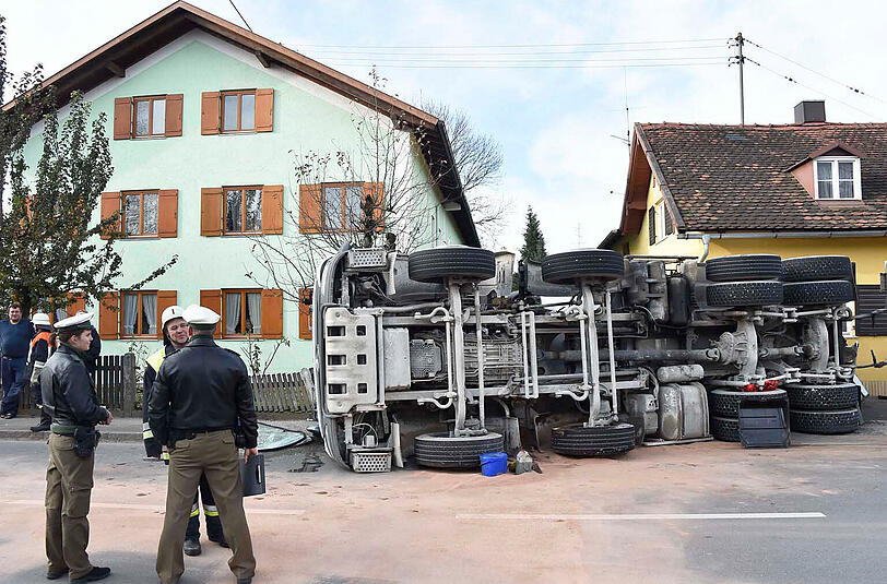 Havarierter Betonmischer: Die Straße durch Landsham war ab 9 Uhr früh wegen Bergungsarbeiten gesperrt.
