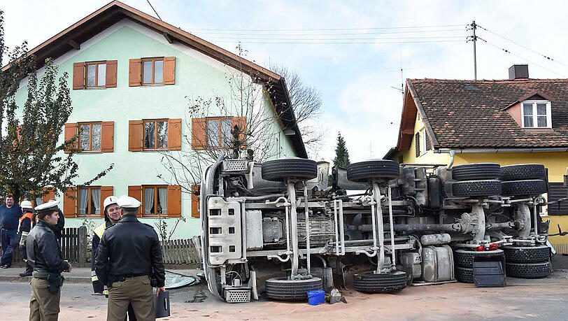 Havarierter Betonmischer: Die Straße durch Landsham war ab 9 Uhr früh wegen Bergungsarbeiten gesperrt. Havarierter Betonmischer: Die Straße durch Landsham war ab 9 Uhr früh wegen Bergungsarbeiten gesperrt.