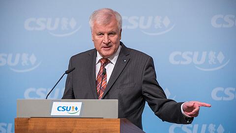 Horst Seehofer geht weiter auf Konfrontationskurs mit Angela Merkel.