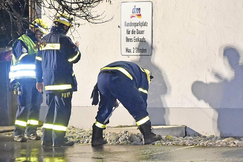 Polizei und Feuerwehr sicherten die Fahrbahnabsenkung in der Lindenstraße.