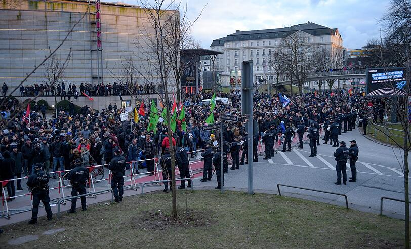 Polizeikräfte sperren für eine Gegendemonstration zu einer "Merkel muss weg!" - Kundgebung die Zugänge zum Bahnhof Dammtor.