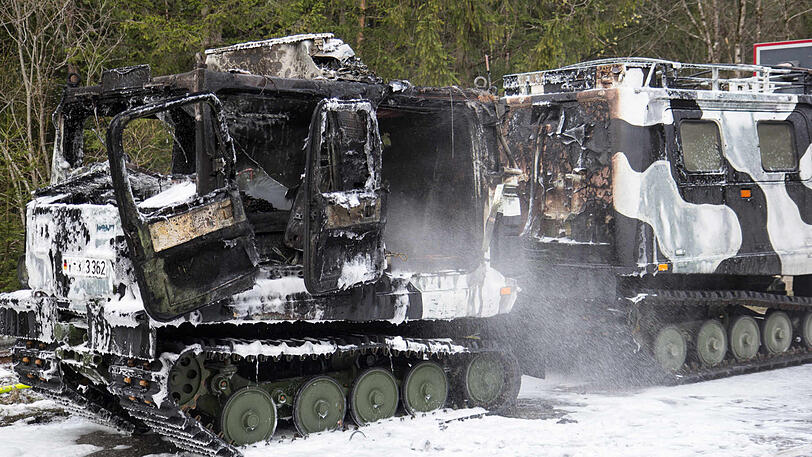 Bilder vom Feuerwehreinsatz in Bischofswiesen. Das Bundeswehr-Fahrzeug brannte komplett aus.