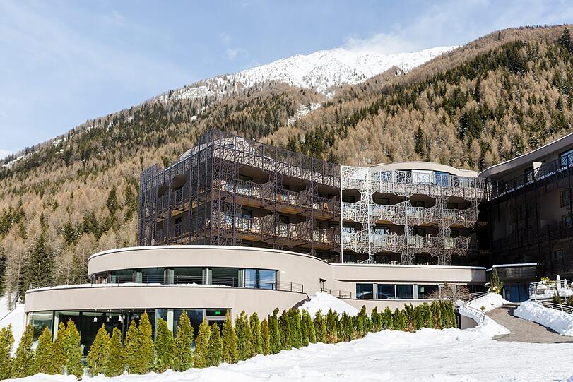 Das Natur-Designhotel SILENA im Hochtal Vals liegt unmittelbar an einer Langlaufloipe und nahe der Talstation. Neu eröffnet im Dezember 2017 bietet das stylishe Haus mit Feng Shui inspirierter Architektur eine Auszeit für Genießer und Entdecker.