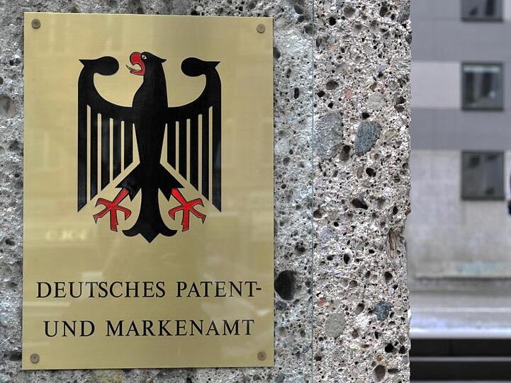 Ein Schild hängt am Eingang zum Deutschen Patent-und Markenamt. Foto: picture alliance / dpa/Archivbild