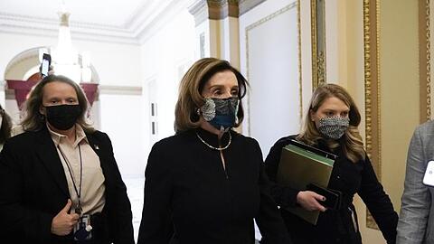 Nancy Pelosi (M) trifft in der Kammer des Repräsentantenhauses im Kapitol ein.