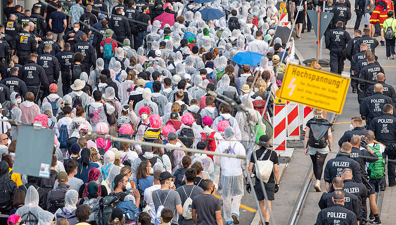 Aktivisten ziehen von der Polizei begleitet durch München.