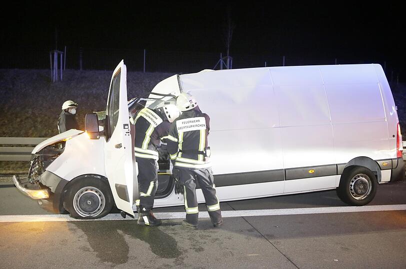 Die Feuerwehr sicherte die Unfallstelle ab, leuchtete sie aus, stellte den Brandschutz sicher und band auslaufende Flüssigkeiten.