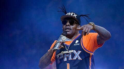 Coolio tritt in der Halbzeitpause eines NBA-Basketballspiels im US-Bundesstaat Arizona auf.