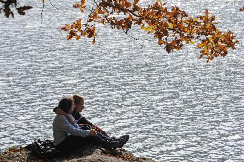 Sekunde um Sekunde genießen: Ein Pärchen am Höllensteinsee in Niederbayern