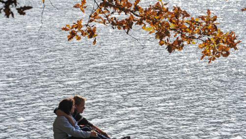 Sekunde um Sekunde genießen: Ein Pärchen am Höllensteinsee in Niederbayern Sekunde um Sekunde genießen: Ein Pärchen am Höllensteinsee in Niederbayern