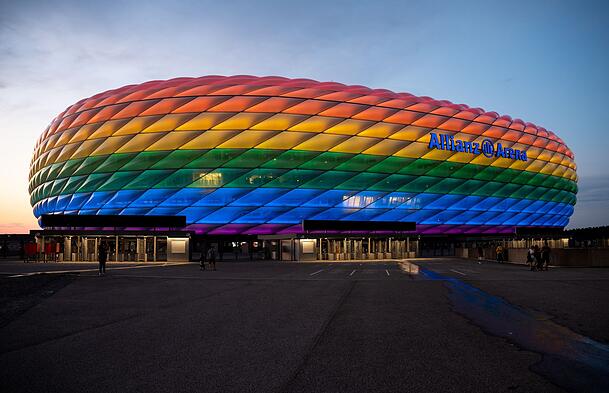 Die Allianz Arena leuchtet anlässlich des Christopher Street Days in Regenbogenfarben. Die Allianz Arena leuchtet anlässlich des Christopher Street Days in Regenbogenfarben.