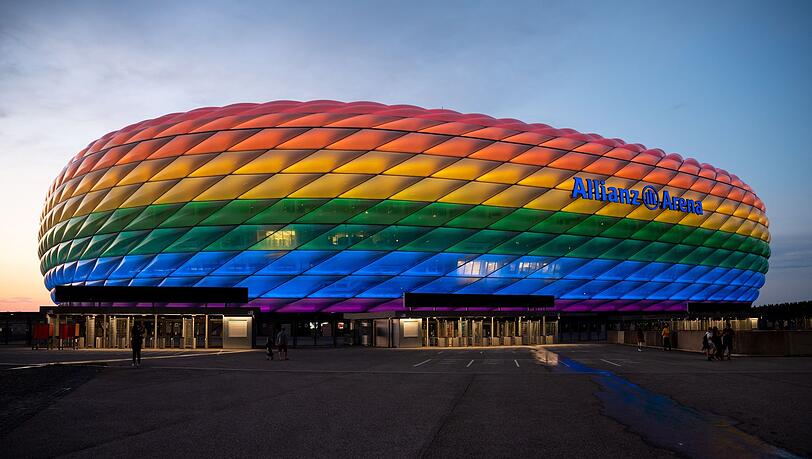Die Allianz Arena leuchtet anlässlich des Christopher Street Days in Regenbogenfarben. Die Allianz Arena leuchtet anlässlich des Christopher Street Days in Regenbogenfarben.
