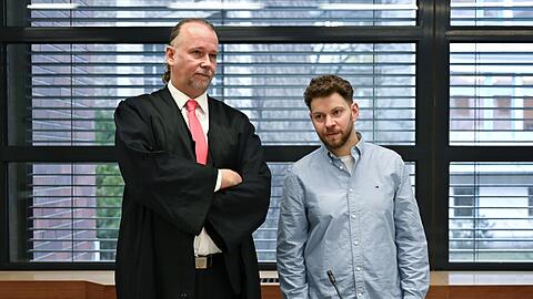 Der j&uuml;dische Student Lahav Shapira (1.) mit seinem Anwalt Sebastian Scharmer. (Archivbild)