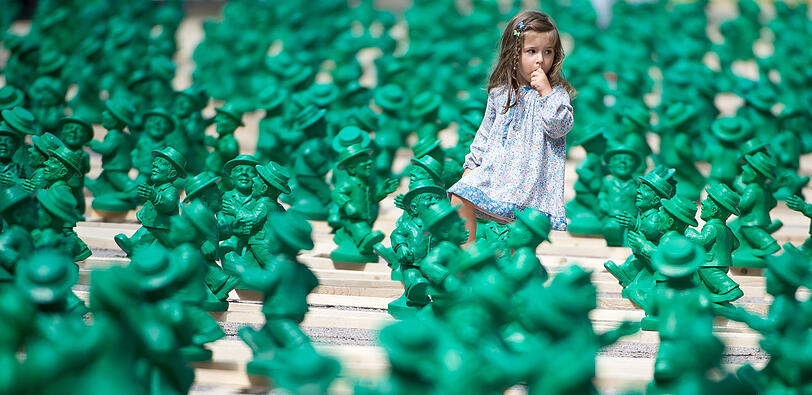 Die kleine Radina aus Ungarn l&auml;uft 2015 in Stuttgart (Baden-W&uuml;rttemberg) durch die Kunstinstallation "Grenzen &uuml;berwinden" von K&uuml;nstler Ottmar H&ouml;rl.