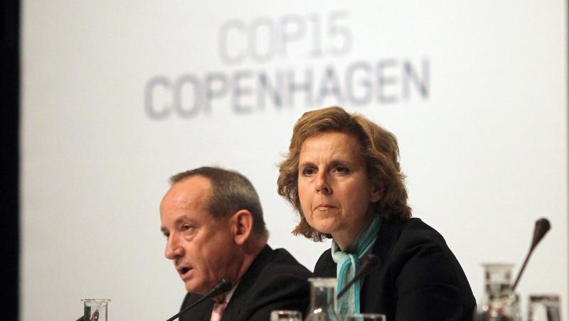Konferenzpräsidentin Connie Hedegaard (r., daneben UN-Klimachef Yvo de Boer) führt informelle Gespräche mit 48 Umweltministern. Konferenzpräsidentin Connie Hedegaard (r., daneben UN-Klimachef Yvo de Boer) führt informelle Gespräche mit 48 Umweltministern.