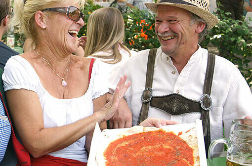 Der "Verein für Biergartentradition" sieht die bayerische Kultur in Gefahr, weil manche Besucher auch exotischere Sachen als Obazda und Brezn mitbringen. Doch die Wirte bleiben gelassen.