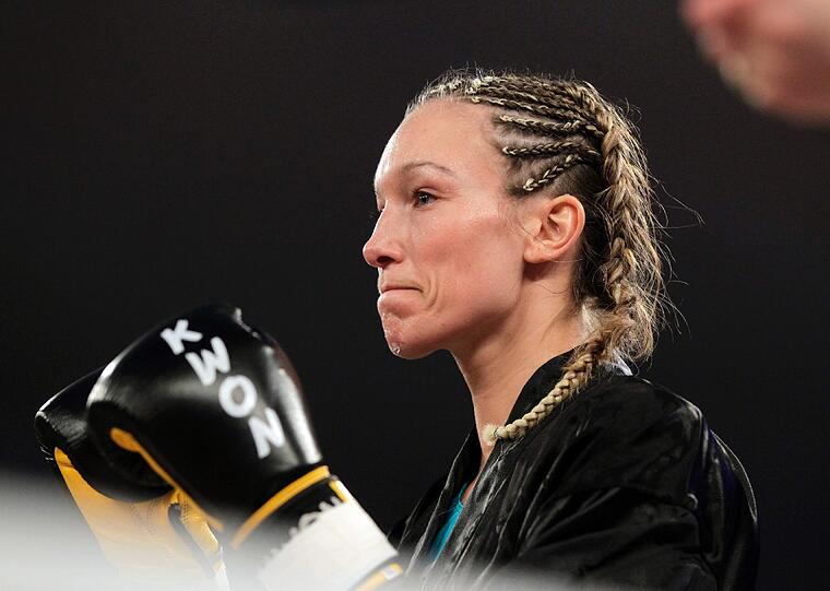 Eindrucksvoll verteidigt Kickbox-Queen Christine Theiss am Freitag ihren Titel. Als ob's nicht schon genug zu Feiern gegeben hätte, hat sie auch noch Geburtstag. Die Feier dauerte bis Sonntagmorgen. Die Bilder!