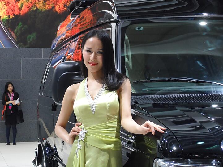 Schöne Frauen an neuen Autos: Eine nach wie vor unschlagbar attraktive Kombination - auch in Shanghai.