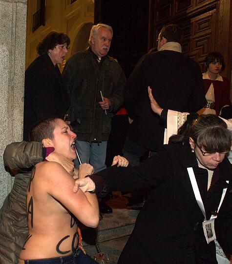 Nackter Protest: Femen-Aktivistinnen demonstrieren gegen den spanischen Bischof Maria Rouco Varela.