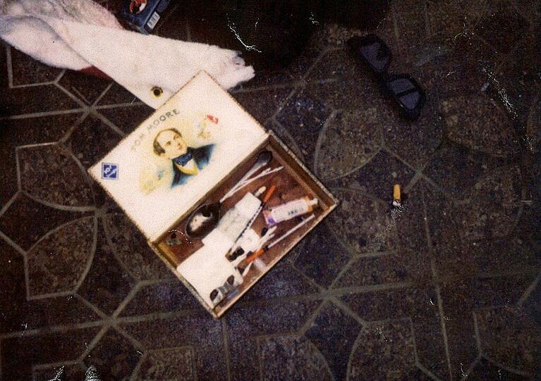 Eine Box mit Drogenbesteck liegt im Haus von US-Sänger Kurt Cobain in Seattle, wo der Rockstar am 05. April 1994 tot aufgefunden wurde.
