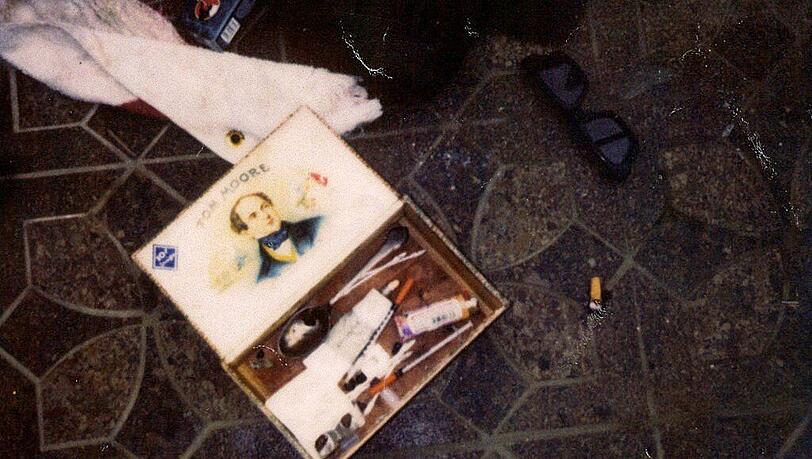Eine Box mit Drogenbesteck liegt im Haus von US-Sänger Kurt Cobain in Seattle, wo der Rockstar am 05. April 1994 tot aufgefunden wurde.